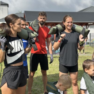 dzieci z workami na plecach przed startem