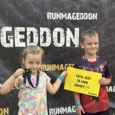 dzieci na ściance foto z medalami cieszą się