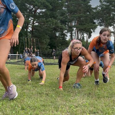 zawodnicy przechodzą pod siatka