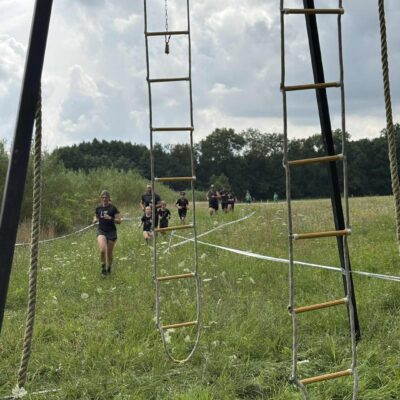 zawodnicy biegną na przeszkodę drabinki
