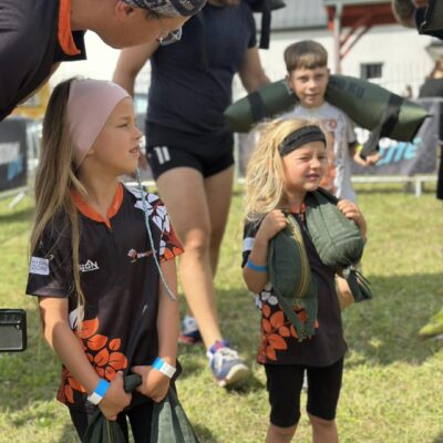 Dziewczynki z workami na barkach biegną przed siebie