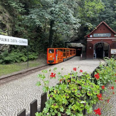 kolejka wyjeżdża z kopalni
