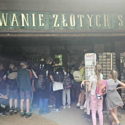 dzieci robią zakupy w sklepie z pamiątkami