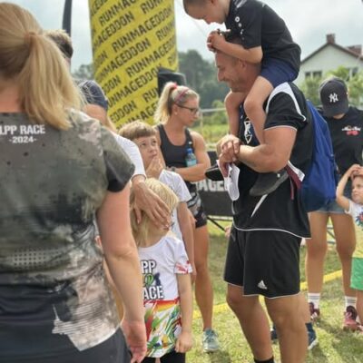 ludzie na placu podczas runmageddonu