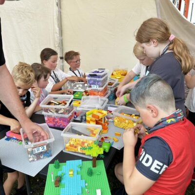 dzieci układają lego w namiocie