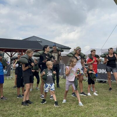 dzieci z workami na plecach przed startem