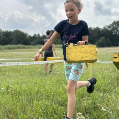 dziewczynka biegnie z obciążnikiem