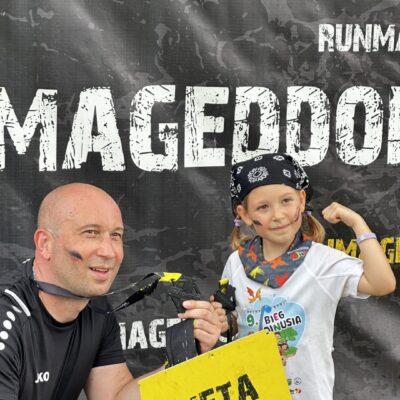 tata z córką na ściance foto z medalami