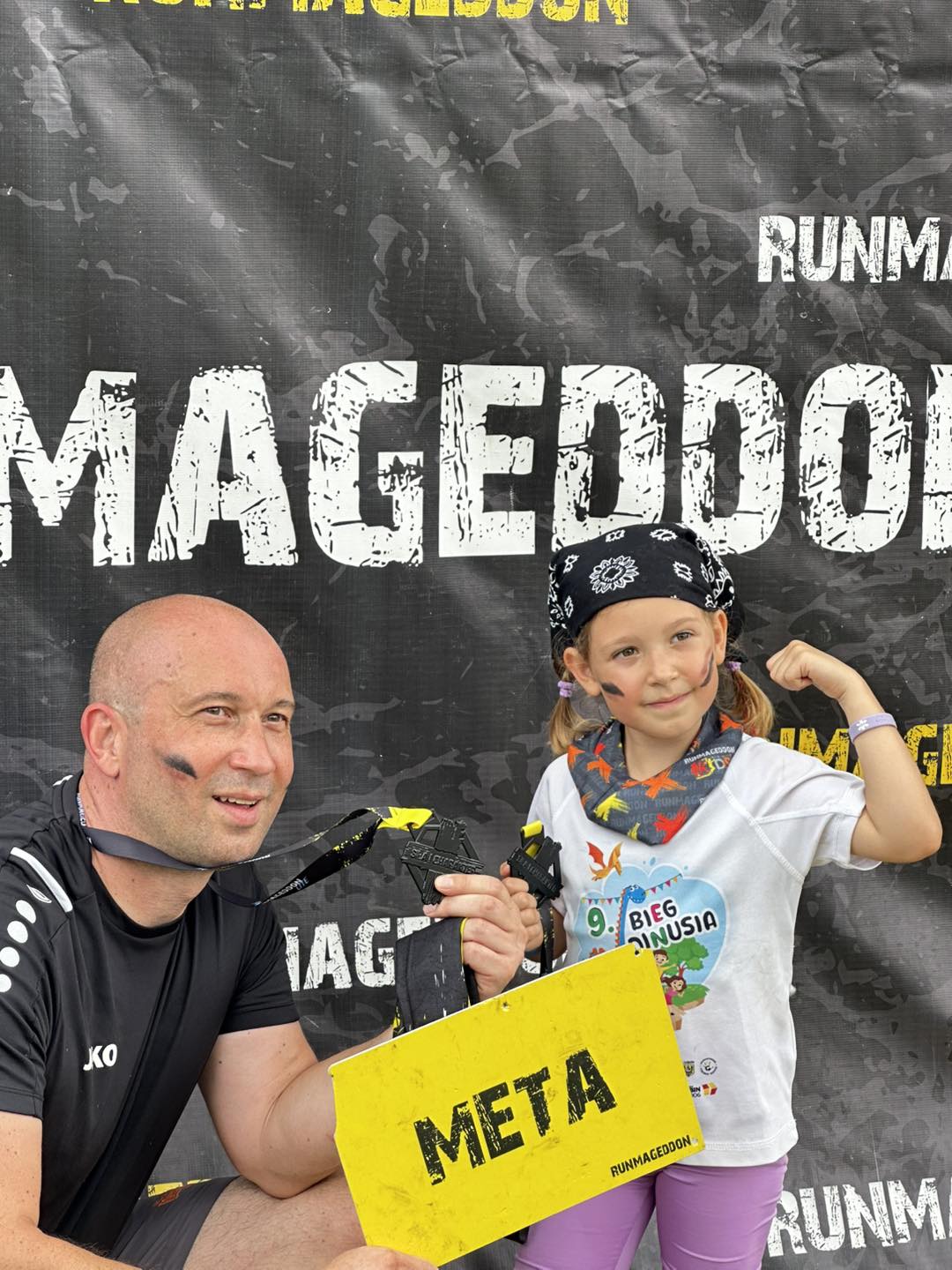 tata z córką na ściance foto z medalami