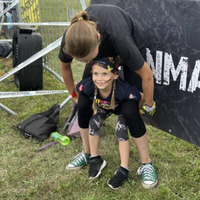 mama z córką patrzą na siebie