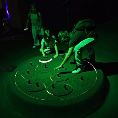 dzieci przy interaktywnej zabawie