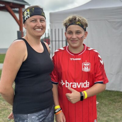 kobieta z synem pozują do zdjęcia i uśmiechają się