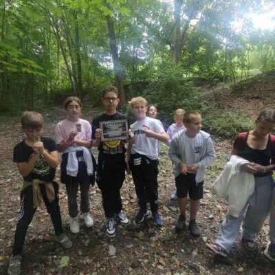 dzieci w lesie podczas warsztatów z przewodnikiem