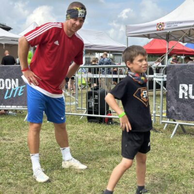 tata z synem rozgrzewaja se przed startem