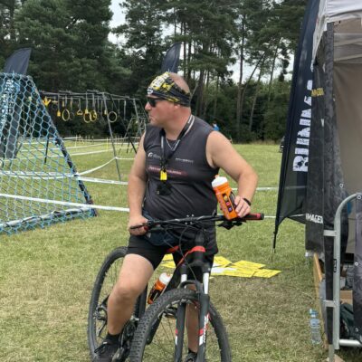 mężczyzna na rowerze w sportowym stroju i okularach