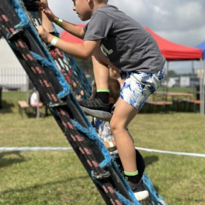 chłopiec wspina się na siatkę