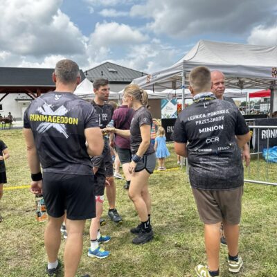 ludzie na placu podczas runmageddonu