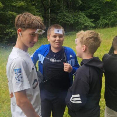 dzieci z naklejkami na czołach podczas zabawy