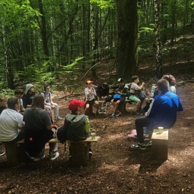 dzieci w lesie podczas warsztatów z przewodnikiem