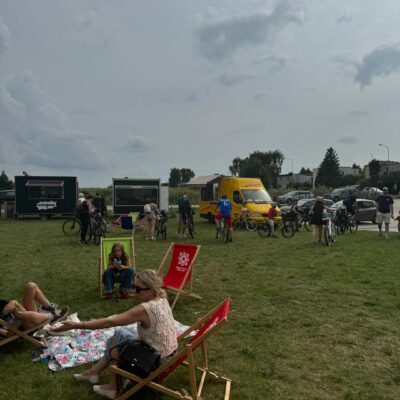 strefa chill z jedzeniem i lekarzami na nich ludzie