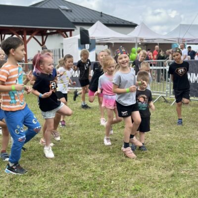 dzieci rozgrzewają się przed startem