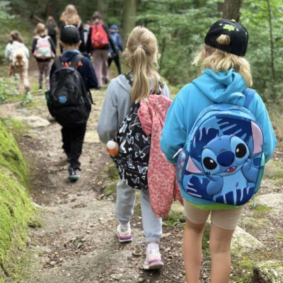 dzieci wędrują przez las gęsiego