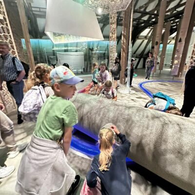 dzieci w interaktywnej przestrzeni