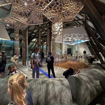 dzieci w interaktywnej przestrzeni