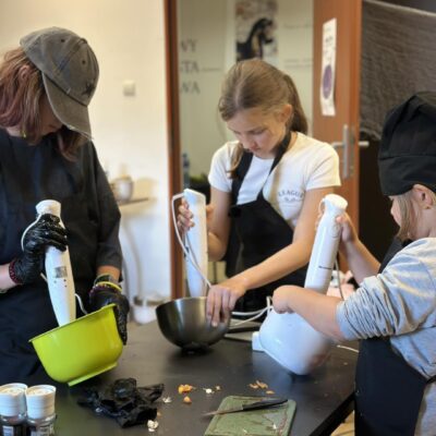 dzieci miksują jedzenie w miskach podczas warsztatów