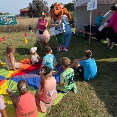 maskotka jeżyk gminy Lubin w ogół dzieci