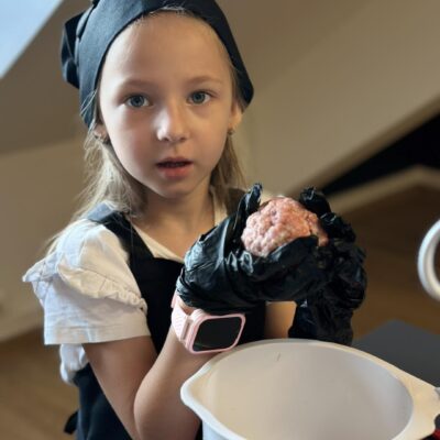 dziewczynka robi pulpety i wkłada do miski