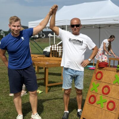 Zawodnicy przy grach pokoleniowych z rękami w górze