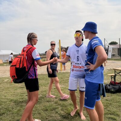 zawodnicy witają się