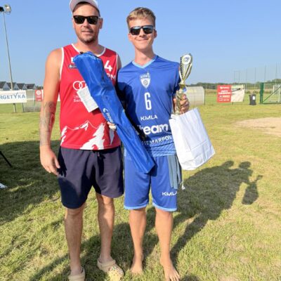 najlepszy zawodnik dostaje nagrodę od Michała Matyją