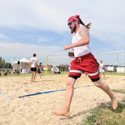 zawodnik rozgrzewa się na piasku