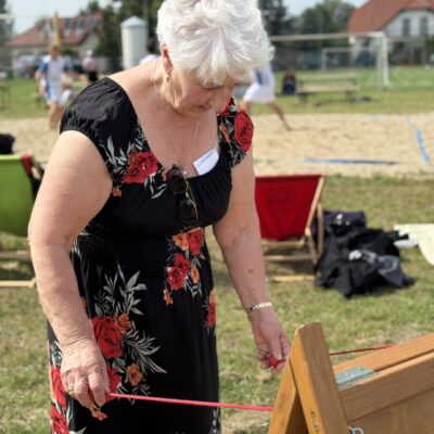 kobieta w sukni w kwiaty gra w grę