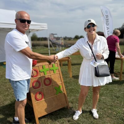 Radny wraz z Panią Dyrektor przy grze kółko i krzyżyk