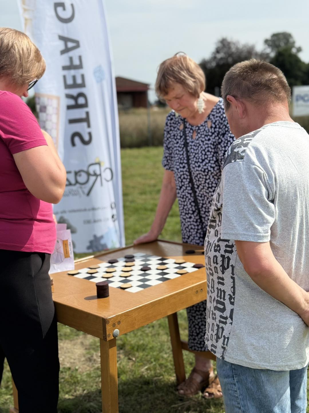 seniorzy grają w warcaby