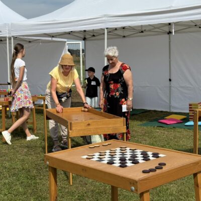 seniorki przy grze pokoleniowej