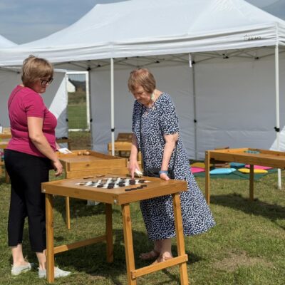 seniorki przy grze pokoleniowej