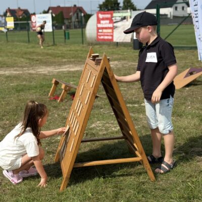 dzieci grają w grę pokoleniową