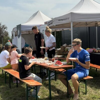 Ludzie przy stołach ze zdrową żywnością