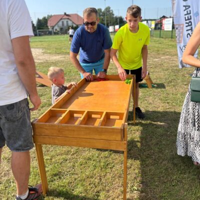 ojciec z dziećmi gra w grę pokoleniową