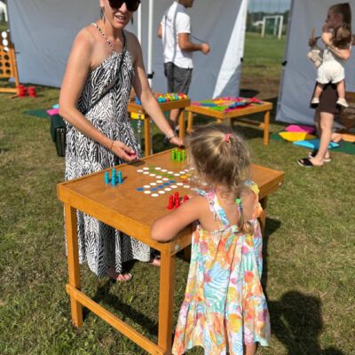 mama z córką gra w grę chińczyk