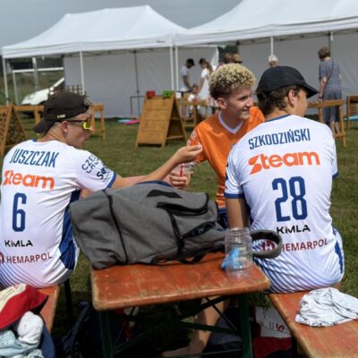 zawodnicy siedzą przy stole