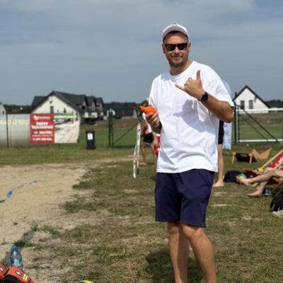 Michał Matyja sędzia podczas zawodów w czapce i okularach