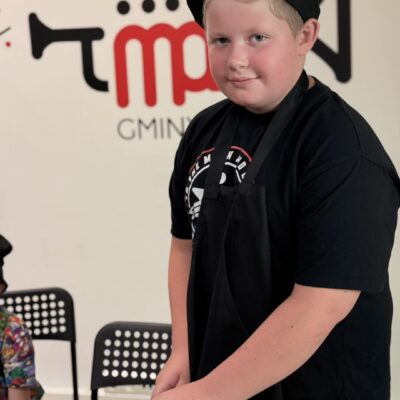 chłopiec kroi sushi