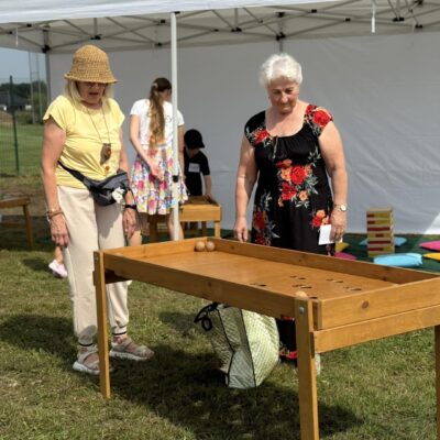 seniorki przy grze pokoleniowej