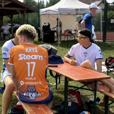 zawodnicy siedzą przy stole