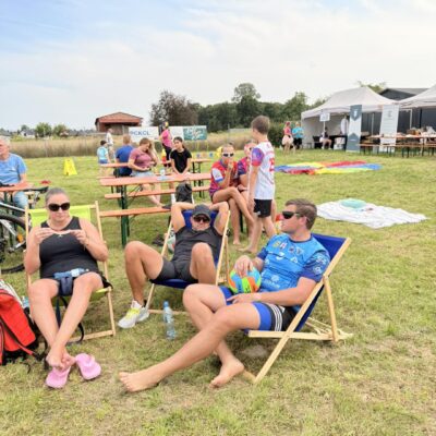 zawodnicy na leżakach odpoczywają